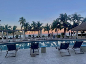 Apartment In Camino Al Mar with Amazing View of the Ocean, Beach and Swimming Pool